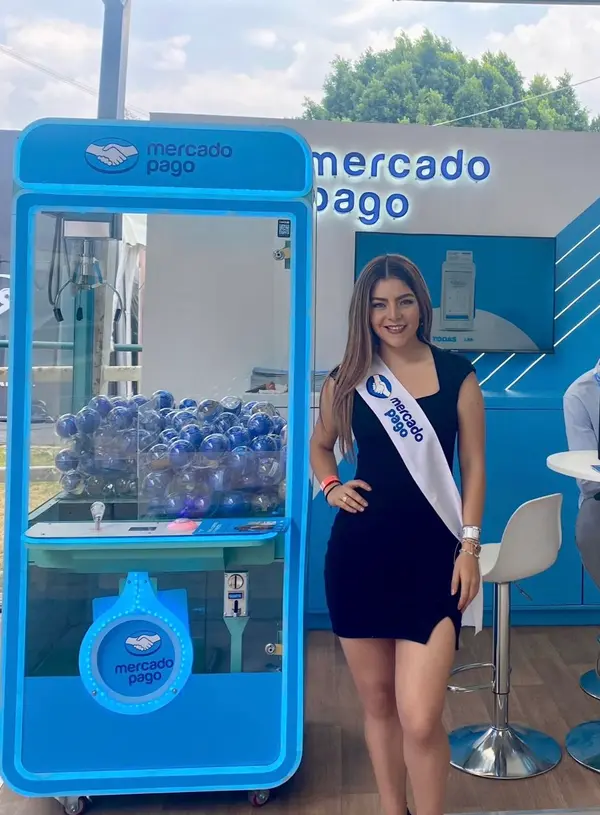 Yadira Gómez · Edecán AA en Ciudad de México