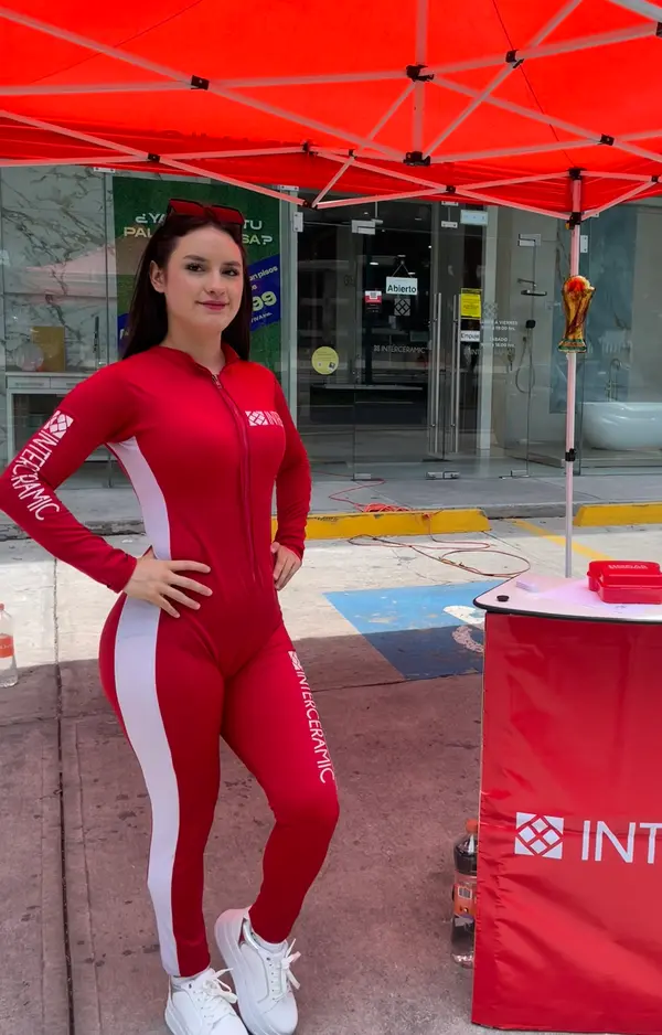 Renata Gómez · Edecán AA en Ciudad de México